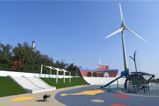 彰化縣伸港鄉西濱慶安水道水岸遊憩公園大部分工程已完成，預計年底可完工驗收。（孫英哲攝）