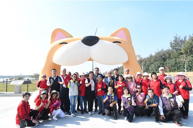 彰化縣伸港鄉西濱慶安水道水岸遊憩公園預計年底可完工驗收，彰化縣長王惠美（前排左六）等人2日到場了解工程狀況。（孫英哲攝）