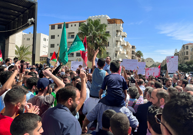 约旦外交部今天谴责以色列「导致加萨走廊无辜百姓丧命」，图为约旦人民包围以色列驻约旦大使馆抗议。（图／路透社）