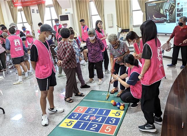 金大长照系学生邀请长辈们一同参与卡片游戏、拼图、槌球等多种游戏，并分享成长故事与生活经验。（图／金门大学提供）