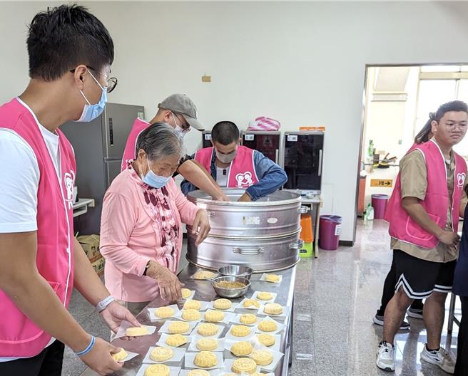 社区长辈们也教导金大长照系学生如何制作传统红龟粿，将金门在地传统文化传承给年轻世代。（图／金门大学提供）