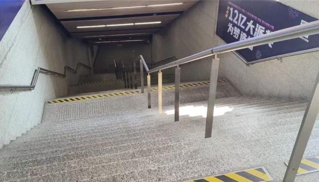 鐵人出口？上海地鐵一出入口深66台階無電梯一時無解。（「周到上海」微信公眾號）