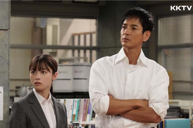 桥本环奈（左）在剧中和泽村一树形成超萌身高差。（KKTV提供）