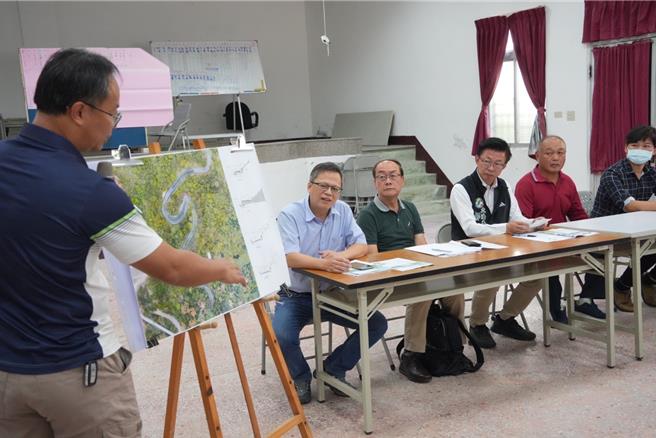 台南市立委郭國文（右三）2日進入關山里開會，宣布已爭取到7000萬經費改善南179線3K到5K彎道修繕經費。（郭國文競選團隊提供／程炳璋台南傳真）