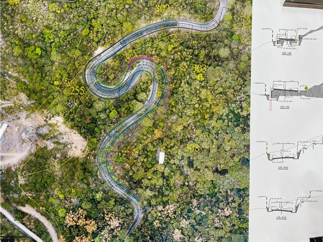 台南市立委郭國文（右三）2日進入關山里宣布爭取到南179線修繕經費，修繕路段在畫面中的紅線彎道。（郭國文競選團隊提供／程炳璋台南傳真）