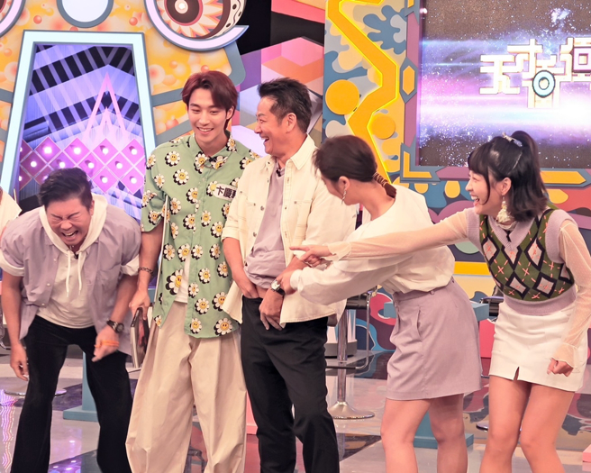 徐乃麟（中）豁出去露出肚皮，手还边伸进裤头。（华视提供）