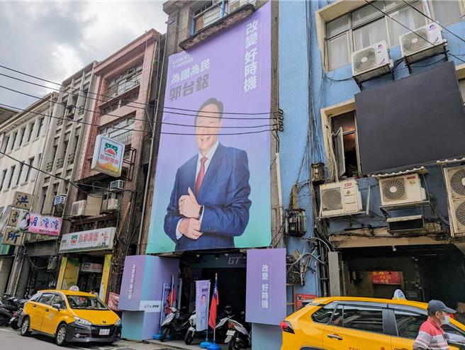 郭台铭基隆市连署总部及3个连署站1日遭检警调搜索，有5人被列被告，凌晨获交保。（张志康摄）