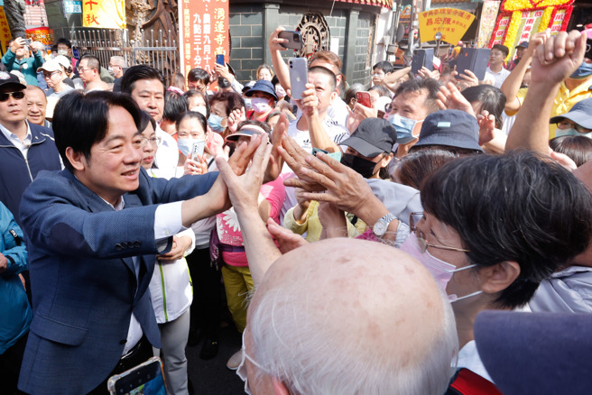 国民党抛恢復特侦组 赖清德：如果社会认为是好方式 都可以讨论。民进党总统参选人赖清德（左）1日前往新北市芦洲涌莲寺参香祈福，离开时与守候的民眾击掌致意。（陈信翰摄）