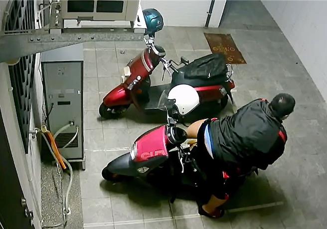 脸书社团「民雄大小事7.5万人分社」版主「民雄大小事」贴文揭露壮硕怪男的诡异行为。（翻摄自「民雄大小事7.5万人分社」／吕妍庭嘉义传真）