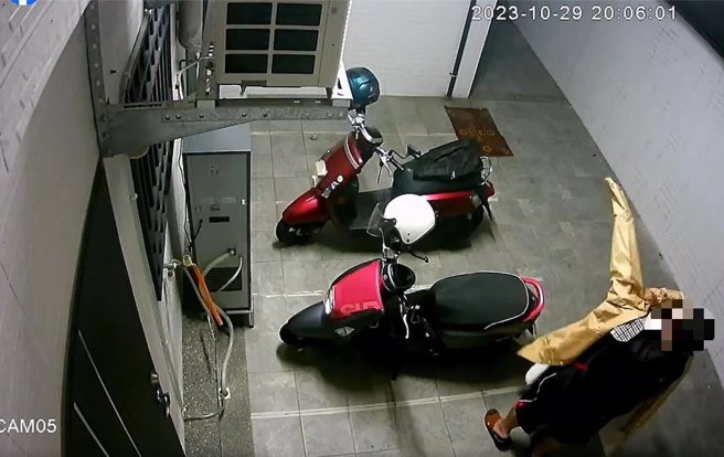 脸书社团「民雄大小事7.5万人分社」版主「民雄大小事」贴文揭露壮硕怪男的诡异行为。（翻摄自「民雄大小事7.5万人分社」／吕妍庭嘉义传真）