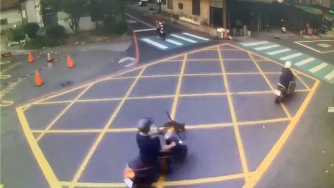 张男骑车行经大里区涂城路与光明路时，1只黑犬窜出害他摔车还肇逃。（民眾提供／潘虹恩台中传真）