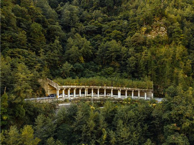 中橫便道自2012年修復以來，至今已興建15座明隧道，目前預計將再興建4座鋼橋、開闢2座山岳隧道，投入約12億元經費。（江啟臣服務處提供）