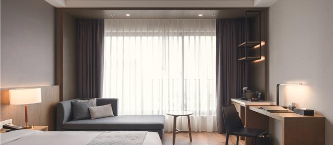 禧榕轩大饭店全馆房型皆有大片落地窗，採光佳，可欣赏台南市景。(禧榕轩大饭店提供)