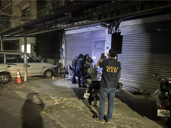 嘉义县警方1日晚间持搜索票至「三线路」搜索，一举破获3处应召站。（警方提供∕吕妍庭嘉义传真）