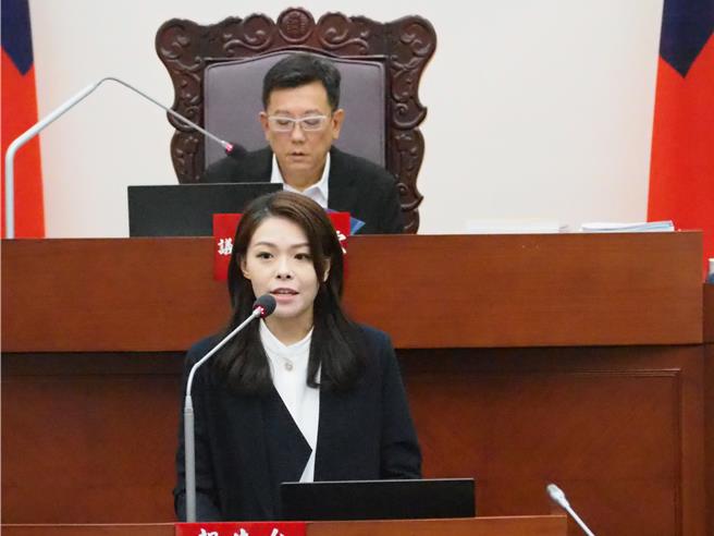 新竹市长高虹安2日在市议会作施政报告，细数市府各项施政与建设成果。（陈育贤摄）