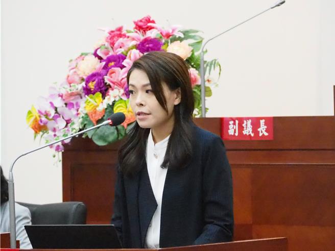 新竹市长高虹安2日在市议会作施政报告，细数市府各项施政与建设成果。（陈育贤摄）
