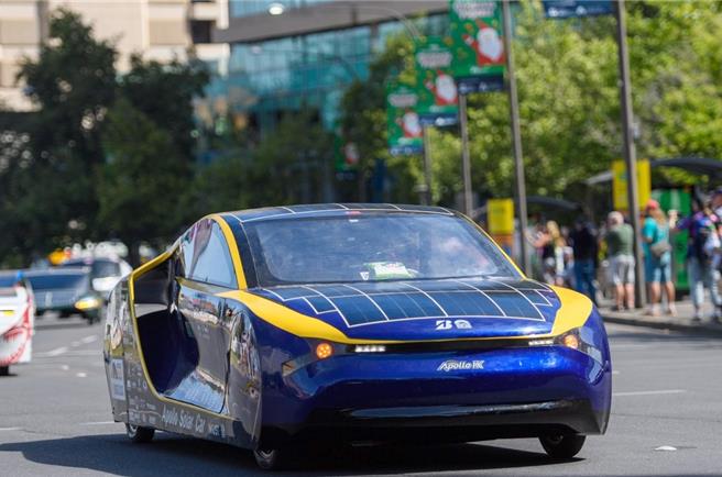 在2023世界太阳能车挑战赛（BWSC）会场上，阿波罗9代车（见图）引起世界各国高度关注，普遍认为是非常接近市场商业化的车种。（高科大提供／林瑞益高雄传真）