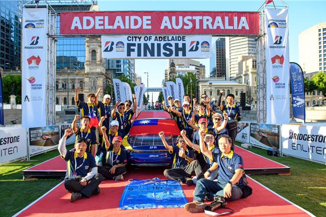 由高雄科技大学参与的阿波罗9代车于10月下旬在2023世界太阳能车挑战赛表现亮眼，图为车队成员合影。（高科大提供／林瑞益高雄传真）