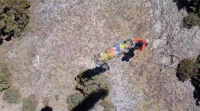 55歲洪姓男山友今天在登山途中不慎滑落邊坡，造成膝蓋出現20公分開放性傷口，疑似骨折，經空勤總隊出動直升機將人吊掛下山，已送往醫院治療。（空勤總隊提供／羅亦晽花蓮傳真）