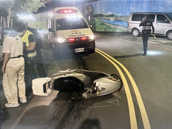 2023年11月2日新北市／樹林警分局接獲報案後，立即派員警到場處理，並通知清潔隊前往處理油漬及加派員警於現場交通疏導。（新北市樹林警分局提供／劉瑋晴新北傳真）