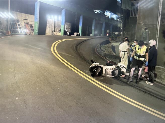 2023年11月2日新北市／新北市樹林區光興街1日發生汽車滲油導致2名機車騎士路過自摔。59歲施姓駕駛，因車輛維修完畢試車時未注意機油殼破裂，導致機油沿途滲漏。（新北市樹林警分局提供／劉瑋晴新北傳真）