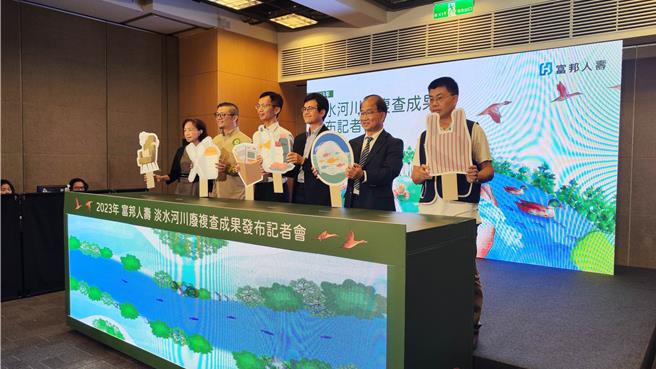 据荒野保护协会与富邦人寿在今天公布的淡水河川废调查指出，今年淡水河岸共有2万4318袋垃圾，较2020年调查的1万2987袋爆增近一倍。（林良齐摄）