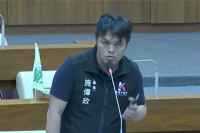 基隆市议会2日由教育处进行业务报告，议员聚焦上月深美国小食安问题。市议员施伟政表示，学校午餐自治条例编列法条过于笼统，并未对食安事件设立稽查机制以及标准作业流程（SOP）。（翻摄画面／徐佑升基隆传真）