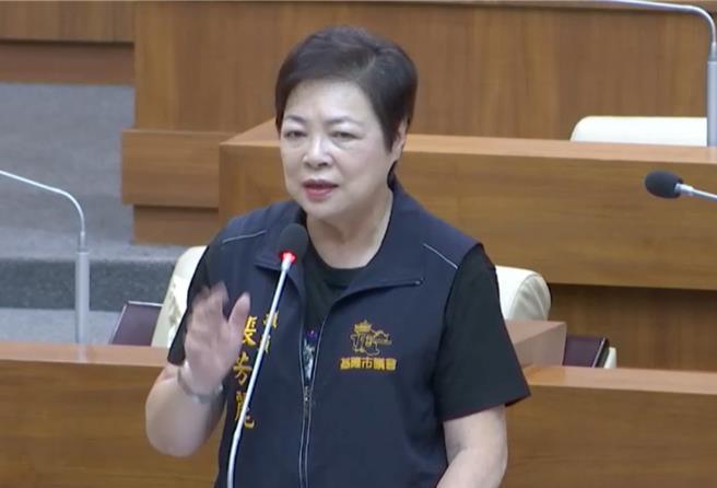 基隆市议会2日由教育处进行业务报告，议员聚焦上月深美国小食安问题。市议员张芳丽表示，应不要让教职员介入，让他们专心教学，也建议设中央空厨。（翻摄画面／徐佑升基隆传真）