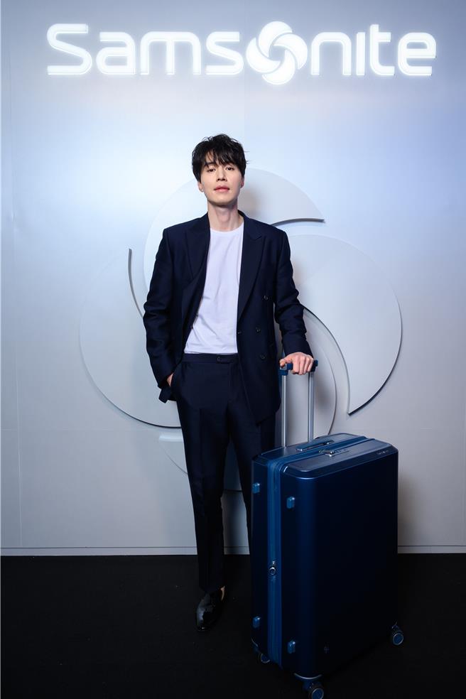 百年旅行箱品牌Samsonite迎來第113周年，即日起於新加坡隆重舉辦《下一站Samsonite：穿越時光之旅》的亞太區獨家展覽，韓國男神李棟旭、 台灣品牌大使李函都現身現場。  