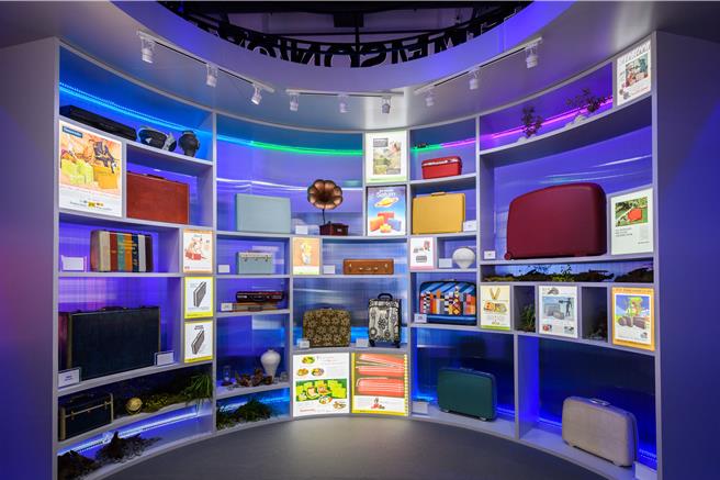 三大展場內以一系列視覺和互動展品突出了品牌主要特徵輕盈、耐用和一流的設計細節，同時展示產品軟殼和內襯中使用回收材料，凸顯品牌的環保觀念。