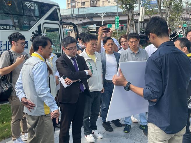 台北市议会交通委员会2日下午至大巨蛋视察大巨蛋交通，发现问题包含停车场出入口动线混乱、大客车临停量能不足及黄线临停预约制于法无据等。（刘彦宜摄）