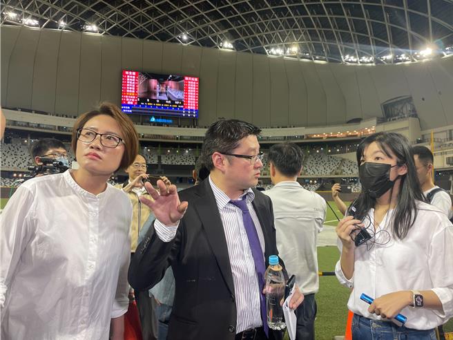 台北大巨蛋拟于11月18日和12月3日举办赛事，议会交通委员会召集人徐弘庭（中）表示，若届时改善程度未及格，必须准备换场地。（刘彦宜摄）