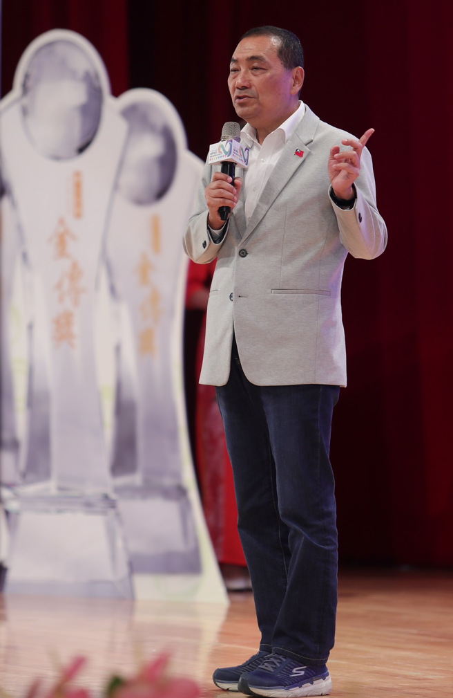 國民黨總統參選人侯友宜2日出席「華人公益節」暨「2023華人公益金傳獎」頒獎典禮，並且應邀上台致詞。（季志翔攝）