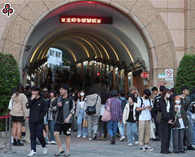 世新大学学生下课景图。（本报资料照）