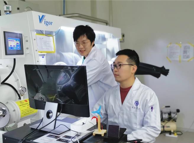 大陆中科院团队破解钙钛矿电池寿命基因难题。图为科研人员在检测电池器件性能。（中科院合肥物质科学研究院网站）