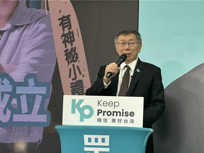 民眾党总统参选人柯文哲今天下午在竞选总部开箱记者会接受联访。（杨亚璇摄）