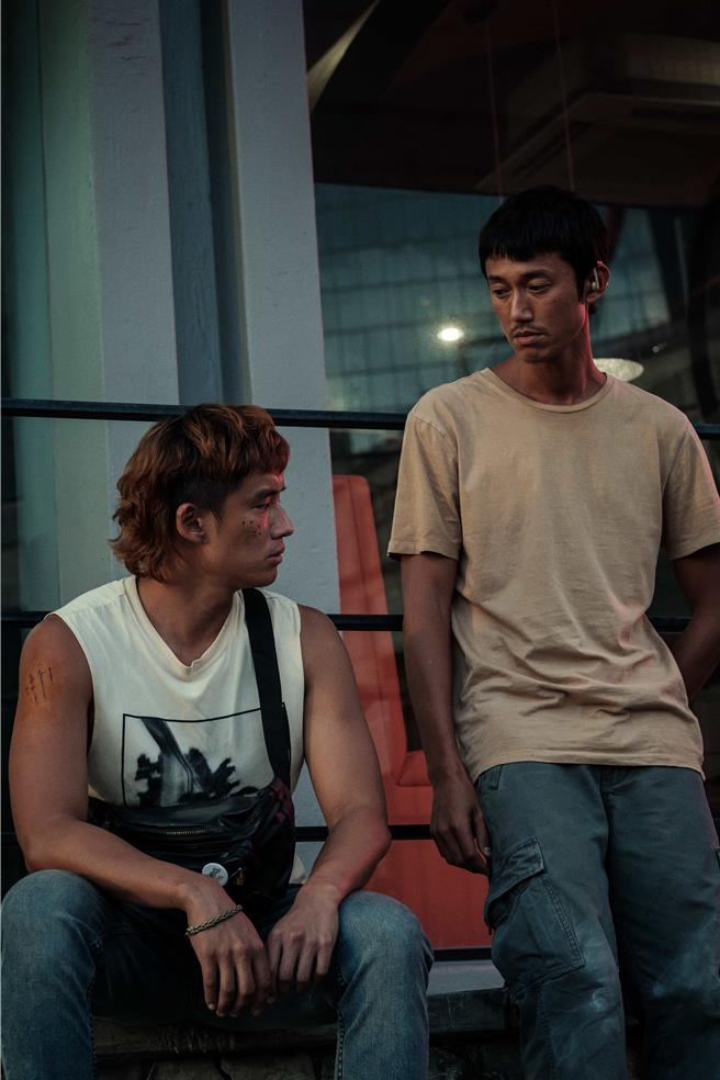 吳慷仁（右）、陳澤耀在片中兄弟情催淚。（甲上娛樂提供）