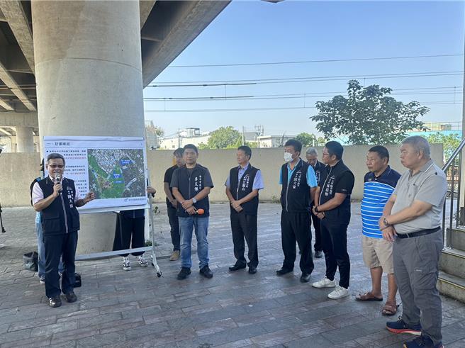 台中市议员李文杰（右3）常接获大甲幼狮工业区厂商陈情称，东一街衔接中苗六线，于上、下班期间人车拥挤，及黎明路桥南侧连接处常导致车祸，为解决地方交通乱象，李向市府争取5522万元经费，拟新辟道路衔接及拓宽改善计画。（李文杰服务处提供／张妍溱台中传真）