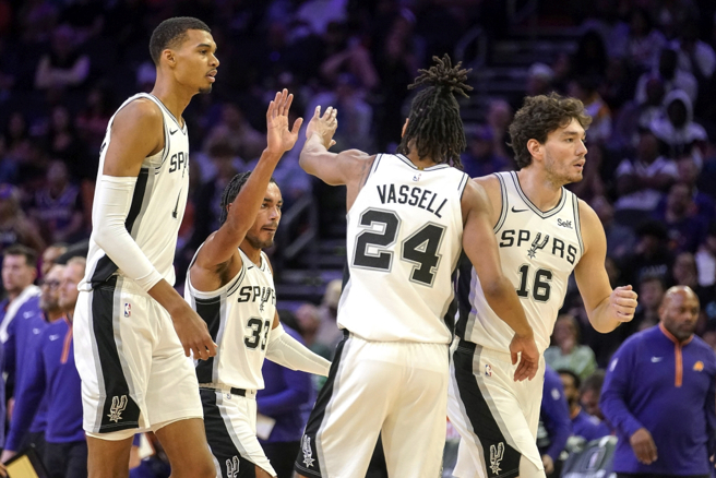 马刺球员庆祝得分。（美联社资料照）