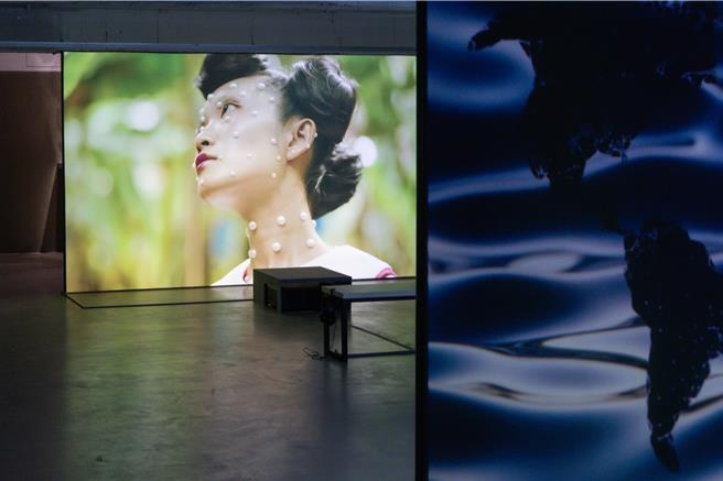 《香蕉幣》展場內播放李奎壁拍攝的影片，跟隨女演員重回日治時期台灣，遊歷香蕉出口的集散地。（洪建全基金會提供／李怡芸台北傳真）