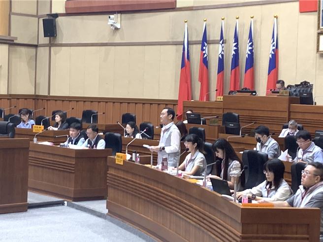 基隆市议会2日由教育处进行业务报告，议员聚焦上月深美国小食安问题。教育处代理处长杨桂杰（前排右五）回应，根据目前深美国小的食安检验报告，无法认定为食物中毒，而卫生局同日下午也发布检验报告证实。（徐佑升摄）