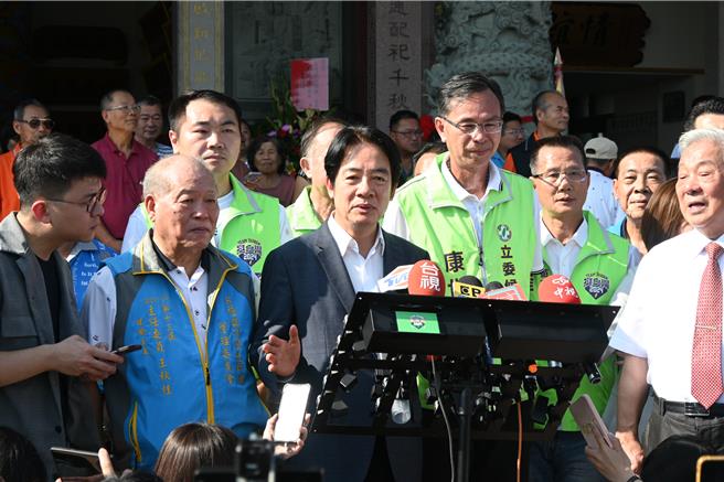 民进党总统参选人赖清德2日前往苗栗县苑里镇巧圣先师庙参拜。（李京升摄）