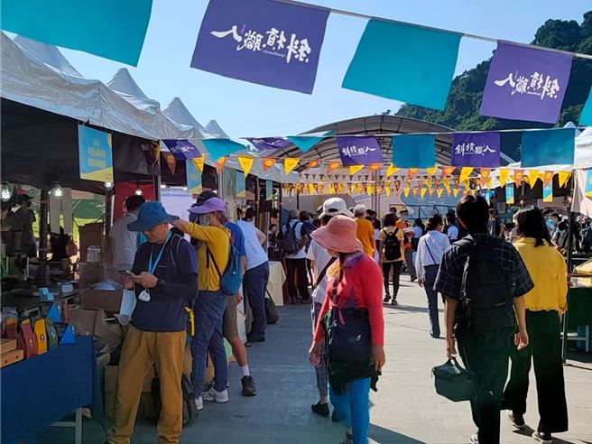 本周六、日碧潭东岸广场将举办「2023新北碧潭希望市集Feat.小青新咖啡节」，图为往年活动情形。（新北市农业局提供）