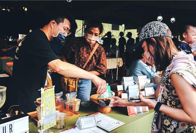 本周六、日碧潭东岸广场将举办「2023新北碧潭希望市集Feat.小青新咖啡节」，图为往年活动情形。（新北市农业局提供）