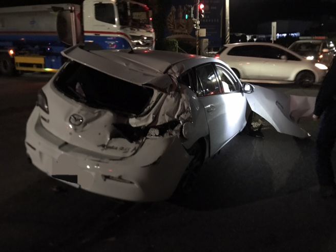 新北市淡水區淡金路與興仁路口29日凌晨3時30分許，發生一起自撞車禍，1輛自小客車疑車速過快失控自撞路旁商家石敢當及電桿。（圖／警方提供）