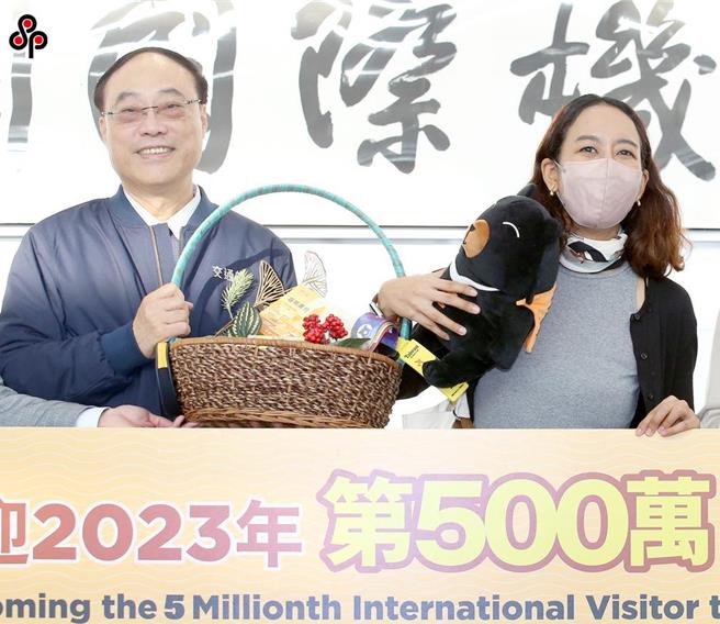 观光署2日在桃园机场举行「第500万名来台国际旅客欢迎仪式」，观光署长周永晖（左）赠送纪念品给今年第500万名来台的外籍观光客泰籍女子Apasiri （右）。（范扬光摄）