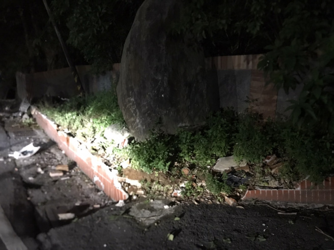 新北市淡水區淡金路與興仁路口29日凌晨3時30分許，發生一起自撞車禍，1輛自小客車疑車速過快失控自撞路旁商家石敢當及電桿。（圖／警方提供）