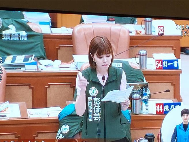 民进党新北市议员彭佳芸指出，新北市长侯友宜没有辞职、去职，新北市没有代理市长，只有职务代行人，要求局处日后新闻稿将代理市长刘和然拿掉，但无官员上台回应，刘和然上台却被要求下台，让她忍不住哽咽未受尊重，让议员对着空的备询台讲话。（陈慰慈摄）