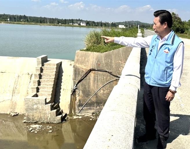 金门县长陈福海前往辖内各湖库视察水情，并关心两岸通水现况，责成团队应确保地区自有水源供给及备援能力，以免发生限水危机。(图／金门县政府提供)