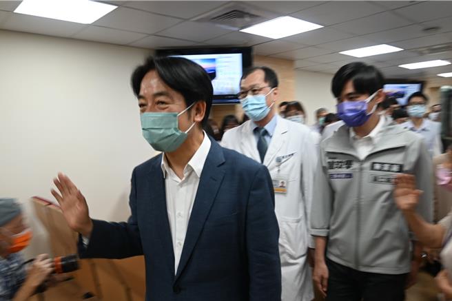 民进党总统参选人赖清德2日下午4点，前往卫生福利部苗栗医院。（李京升摄）